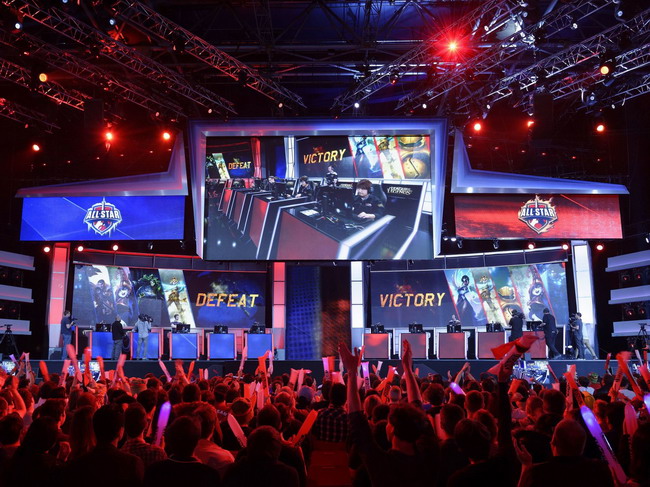 解析德州扑克比赛中的“筹码领先者”压制术（德扑锦标赛：筹码优势者的压迫打法解析）