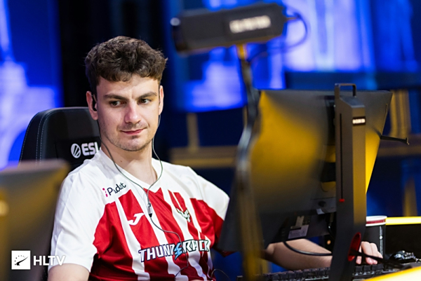 扎金花技巧：学会“不看牌加注”的三个先决条件。（扎金花攻略：做到不看牌加注的三个必要条件）